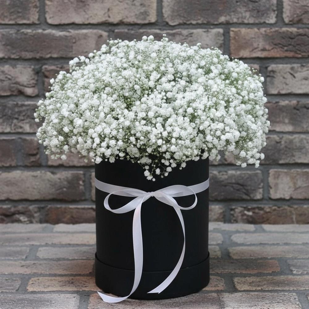 Цветочная композиция из Гипсофила в шляпной коробке в Оршанке